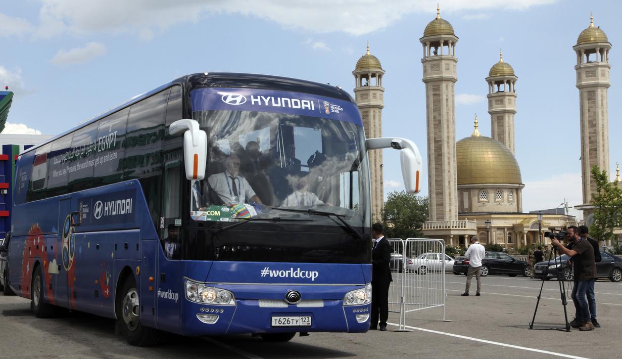 Para pemain Mesir langsung naik bus saat tiba di Bandara Grozny, Chechnya, Minggu (10/6/2018). Pada Piala Dunia 2018, Mesir tergabung di Grup A bersama Rusia, Uruguay dan Arab Saudi. (AP/Musa Sadulayev)