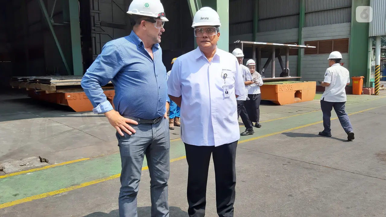 Dirut PT Barata Indonesia (Persero) Oksarlidady Arifin bersama perwakilan Siemens.