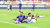 Pemain Persita Tangerang, Muhammad Toha (kiri) berebut bola dengan pemain Persija Jakarat, Aditya Warman dalam laga BRI Super League 2025/2026 di Indomilk Arena, Tangerang, Banten, Jumat (30/01/2026). (Bola.com/Muhammad Iqbal Ichsan)
