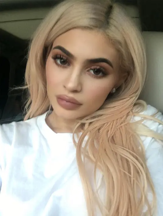 Kylie Jenner tampak cantik dengan rambut blonde. (instagram/kyliejenner)