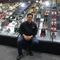 Menteri BUMN  Erick Thohir saat mengunjungi Urban Sneaker Society (USS) di Jakarta Convention Center, Senayan, Jakarta, Jumat (3/12/2021).