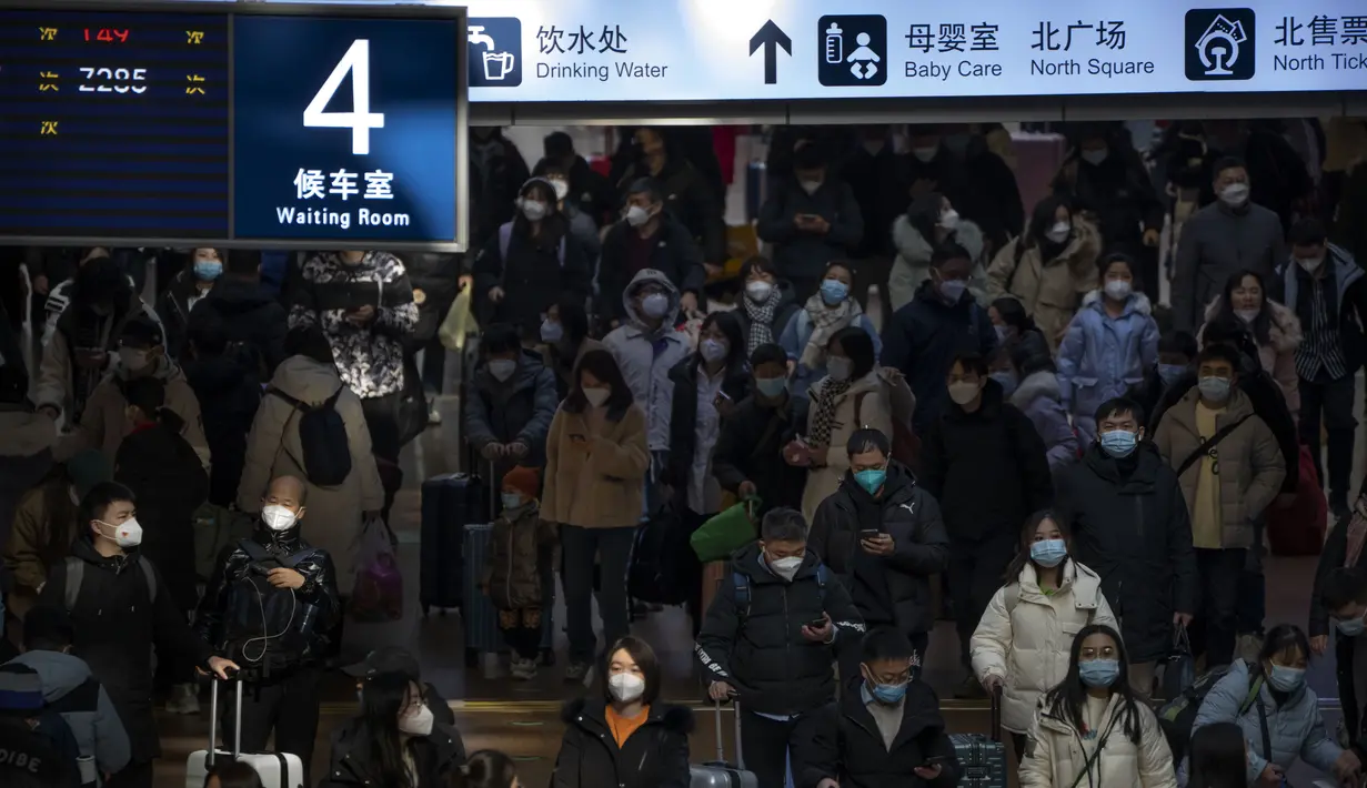 Pelancong berjalan di sepanjang concourse di Stasiun Kereta Api Beijing West di Beijing, Rabu, 18 Januari 2023. China pada Desember mencabut kebijakan "nol-COVID" yang ketat, melepaskan gelombang keinginan perjalanan yang terpendam, terutama di sekitar waktu terpenting China untuk pertemuan keluarga, yang disebut di China sebagai Festival Musim Semi, yang mungkin satu-satunya waktu di satu tahun ketika pekerja perkotaan kembali ke kampung halaman mereka. (AP Photo/Mark Schiefelbein)