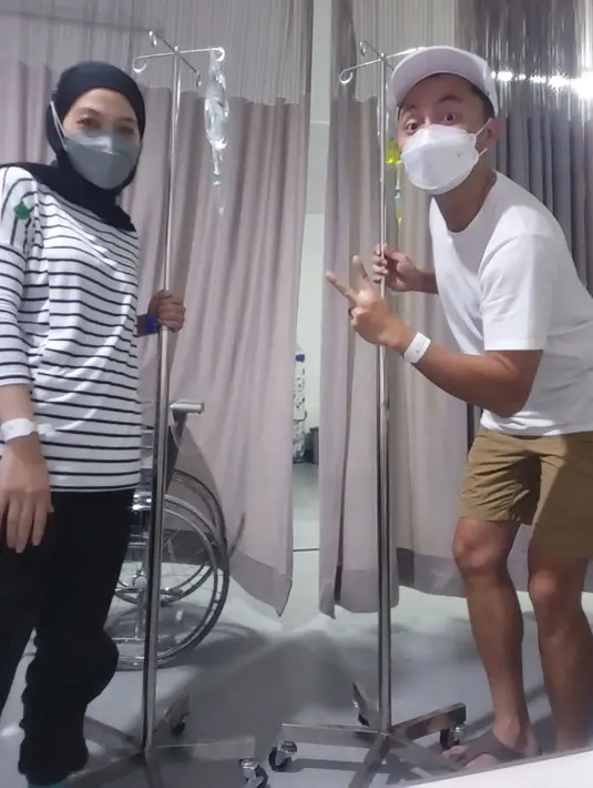 <p>Walau tangan sudah diinfus, namun Ananda Omesh dan Dian Ayu Lestari, masih terlihat santai untuk menjalani perawatan. (Foto: Instagram/@dianayulestari)</p>