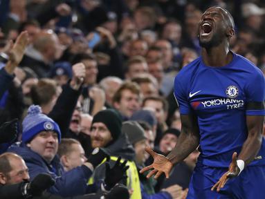 Bek Chelsea, Antonio Rudiger, merayakan gol yang dicetaknya ke gawang Swansea pada laga Premier League di Stadion Stamford Bridge, London, Rabu (29/11/2017). Chelsea menang 1-0 atas Swansea. (AFP/Ian Kington)