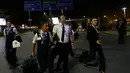 Sejumlah awak maskapai meninggalkan Bandara Atarturk di Istanbul, Turki, pasca ledakan, Selasa (28/6). Menurut otoritas setempat, serangan bom diduga dilakukan oleh tiga orang yang dipersenjatai dengan senapan serbu Kalashnikov. (REUTERS/Murad Sezer)