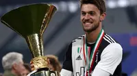 Bek  Juventus, Daniele Rugani berpose dengan trofi Juara Italia di akhir pertandingan Liga Serie A Italia setalah melwan Atalanta pada 19 Mei 2019 di Allianzstadium di Turin. Pemain 25 tahun ini dinyatakan positif terkena virus corona, yang diumumkan klub 11 Maret 2020. (AFP Photo/Isabella Bonotto)