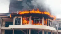 Kebakaran kantor DPRD Indragiri Hulu di Kecamatan Pematang Reba. (Liputan6.com/Istimewa)