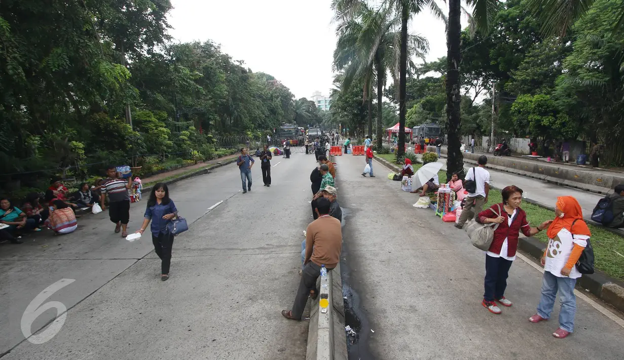 Pedagang dan warga berada di sekitar ruang sidang kasus penistaan agama dengan terdakwa Gubernur DKI Basuki T Purnama, Jakarta, Senin (13/2). Memasuki masa tenang Pilkada, kondisi di luar sidang terpantau lebih sepi. (Liputan6.com/Immanuel Antonius)