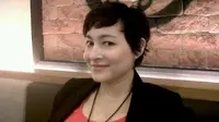 Larang Anak Pakai High Heels, Dewi Rezer Belikan Wedges