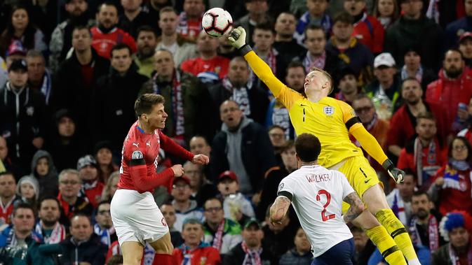 Kiper Inggris, Jordan Pickford berusaha menepis bola selama bertanding melawan  Republik Ceko pada grup A babak kualifikasi Euro 2020 di stadion Wembley di London (22/3). Inggris menang telak atas Ceko 5-0. (AP Photo/Tim Irlandia)