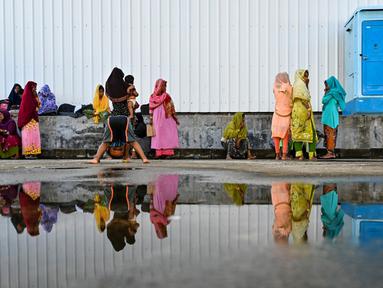 Pengungsi Rohingya berkumpul di tempat penampungan sementara sebuah pelabuhan di Pulau Sabang, Provinsi Aceh, Indonesia, Senin (18/12/2023). Sebagian besar Muslim Rohingya menjadi sasaran tindakan keras militer Myanmar pada tahun 2017 dan menjadi sasaran penyelidikan genosida Perserikatan Bangsa-Bangsa (PBB). (CHAIDEER MAHYUDDIN/AFP)