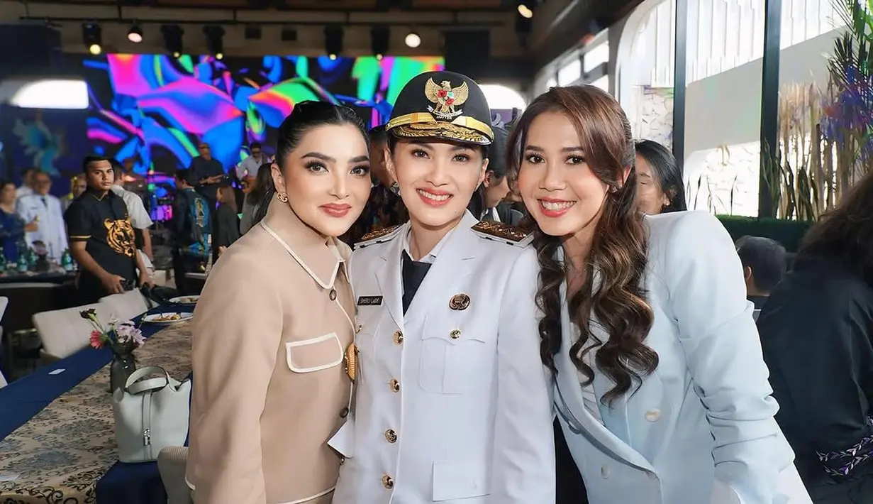 Nuansa warna netral ini memberikan kesan elegan sekaligus berwibawa. Dengan tatanan rambut rapi serta riasan yang natural, ia semakin memancarkan pesona yang memikat. [@ashanty_ash].