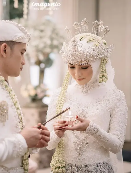 <p>Citra Kirana jadi salah satu artis yang mengenakan busana adat sunda hijab saat menikah. Ketika akad ia mengenakan kebaya putih yang memiliki detail mantik-manik dipadukan kain lilit batik didominasi warna putih dan cokelat. Ia pun lengkap mengenakan siger di atas kerudung putihnya. @citraciki</p>