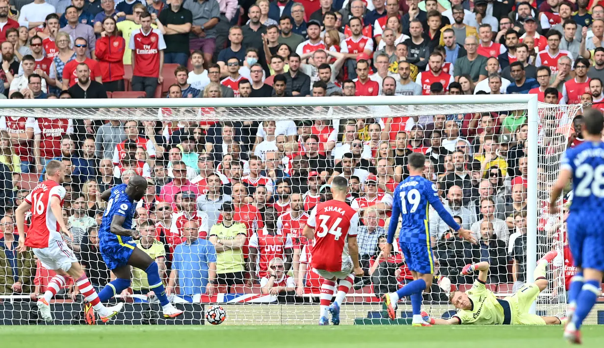 Pemain Chelsea Romelu Lukaku (kedua dari kiri) mencetak gol ke gawang Arsenal yang dijaga Bernd Leno (kanan) pada pertandingan Liga Inggris di Emirates Stadium, London, Inggris, 22 Agustus 2021. Chelsea menang 2-0. (JUSTIN TALLIS/AFP)