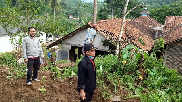 Longsor di Desa Kutabima, Kecamatan Cimanggu, Cilacap, Jawa Tengah. (Foto: Liputan6.com/BPBD Cilacap)