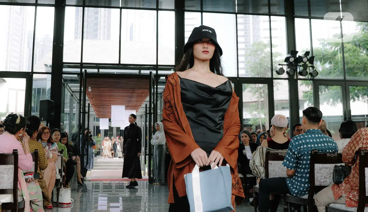 Model menampilkan rancangan busana saat Road to Indonesia Fashion Week 2020 di kawasan Hutan Kota GBK, Jakarta, Rabu (12/2/2020). Asosiasi Perancang dan Pengusaha Mode Indonesia (APPMI) akan menyelenggarakan Indonesia Fashion Week 2020 pada 1-5 April 2020. (Liputan6.com/Faizal Fanani)
