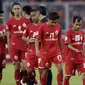 Pemain Persija Jakarta tampak lesu usai dikalahkan Ceres-Negros pada laga Piala AFC di SUGBK, Jakarta, Selasa (23/4). Persija takluk 2-3 dari Ceres-Negros. (Bola.com/M Iqbal Ichsan)