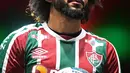 Bek Brasil Marcelo memberi isyarat selama presentasi resminya sebagai pemain baru Fluminense di stadion Maracana di Rio de Janeiro, Brasil pada 10 Maret 2023. Baru kemarin (10/3), mantan bek kiri Real Madrid dengan ciri khas rambut Afro itu datang alias pulang kampung.(AFP/Carl De Souza)
