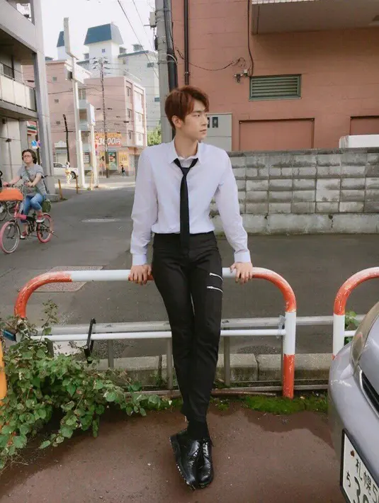 Tak hanya punya wajah yang tampan, Seungjun KNK juga punya tinggi di atas rata-rata. Ia punya tingggi badan 189 cm. (Foto: koreaboo.com)