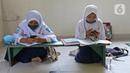 Sejumlah siswa belajar di Aula Kelurahan Jatirahayu, Bekasi, Jawa Barat, Rabu (29/7/2020). Pemerintah Kota Bekasi melalui Kelurahan Jatirahayu menyediakan fasilitas wifi gratis bagi siswa yang terkendala kuota internet dalam kegiatan belajar secara daring. (Liputan6.com/Herman Zakharia)