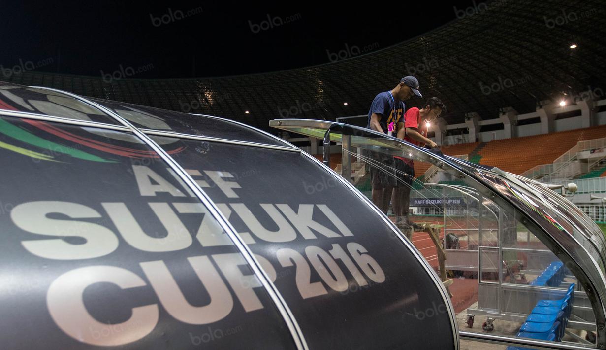 Pekerja menyelesaikan persiapan jelang laga semifinal Piala AFF 2016 antara Timnas Indonesia melawan Vietnam di Stadion Pakansari, Jawa Barat, Jumat (3/12/2016). Hingga larut malam persiapan dikebut pengerjaannya. (Bola.com/Vitalis Yogi Trisna)