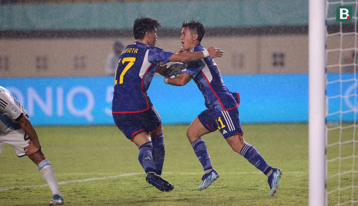 <p>Selebrasi pemain Timnas Jepang U-17, Rento Takaoka bersama rekannya, Shotaro Shibata setelah mencetak gol ke gawang Timnas Argentina U-17 pada laga kedua Grup D Piala Dunia U-17 2023 di Stadion Si Jalak Harupat, Kabupaten Bandung, Selasa (14/11/2023). (Bola.com/Ikhwan Yanuar)</p>