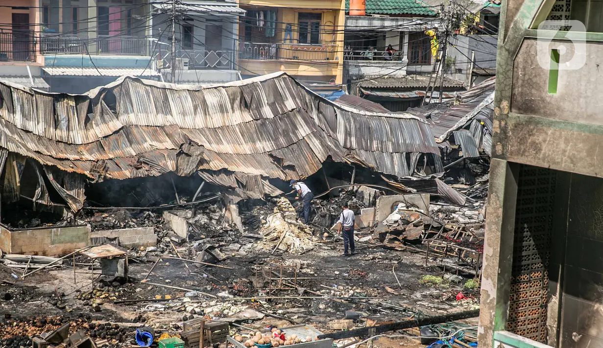 Petugas mengecek Pasar Kambing usai terbakar di Jalan Sabeni RT 1 RW 12, Kebon Melati, Tanah Abang, Jakarta, Jumat (9/4/2021). Kambing-kambing yang dijual pedagang juga sudah diungsikan sebelum kebakaran membesar. (Liputan6.com/Faizal Fanani)