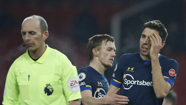 Bek Southampton, Jan Bednarek, setelah dikartu merah ketika kalah 0-9 dari Manchester United di Old Trafford, Rabu (3/2/2021) dini hari WIB.