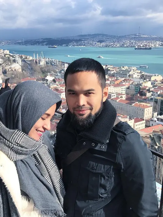 Tengku Wisnu dan Shireen saat berjalan dengan mengenakan busana dingin lantaran musim salju di Istambul Turki. Shireen sedang membuka tasnya. Caption foto yang diunggah Wisnu membuat warganet ikut berkomentar. (Instagram/shireensungkar)