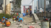 Pekerja menyelesaikan proyek pembangunan trotoar di Jalan MH Thamrin,Jakarta,Kamis (19/7). Pengecatan trotoar di Jalan Sudirman - MH Thamrin dimulai pada 18 Juli - 12 Agustus 2018. (Merdeka.com/Imam Buhori)