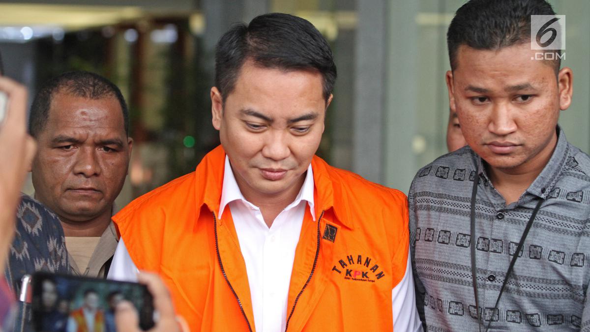 FOTO: Usai Diperiksa, Anggota DPR Fayakhun Andriadi Kenakan Rompi Oranye