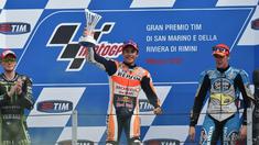 Pebalap Honda, Marc Marquez (tengah), memenangi balap MotoGP San Marino di Sirkuit Misano, Minggu (13/9/2015). (AFP Photo/Alberto Pizzoli)