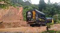 Jalan lintas Padang-Painan longsor pada 10 September. Saat ini material longsor sudah dibersihkan dan kembali bisa diakses setelah sempat terputus. (Liputan6.com/ Novia Harlina)