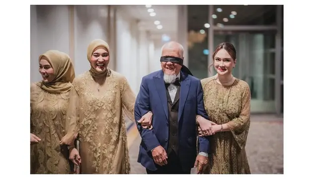 Model Gamis Shandy Aulia di Ultah ke-70 Sang Ayah, Pancarkan Toleransi Keluarga