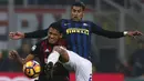 AC Milan harus puas meraih hasil imbang 2-2 kontra Inter Milan pada laga pekan ke-13 Serie A di Stadion San Siro, Minggu (20/19/2016). (AFP/Marco Bertorello)