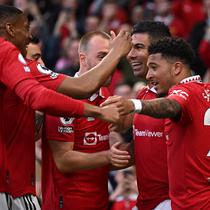 Para pemain Manchester United merayakan gol yang dicetak Casemiro ke gawang Chelsea laga tunda pekan ke-32 Premier League 2022/2023, Jumat (26/5/2023) dini hari WIB. (AFP/Oli Scarff)