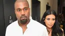 Kanye West meluapkan emosinya lewat tangisan saat Virgil Abloh, keturanan African-American pertama menunjukkan koleksinya di acara fashion show, Louise Vuitton di Perancis.(Getty Images - Cosmopolitan)