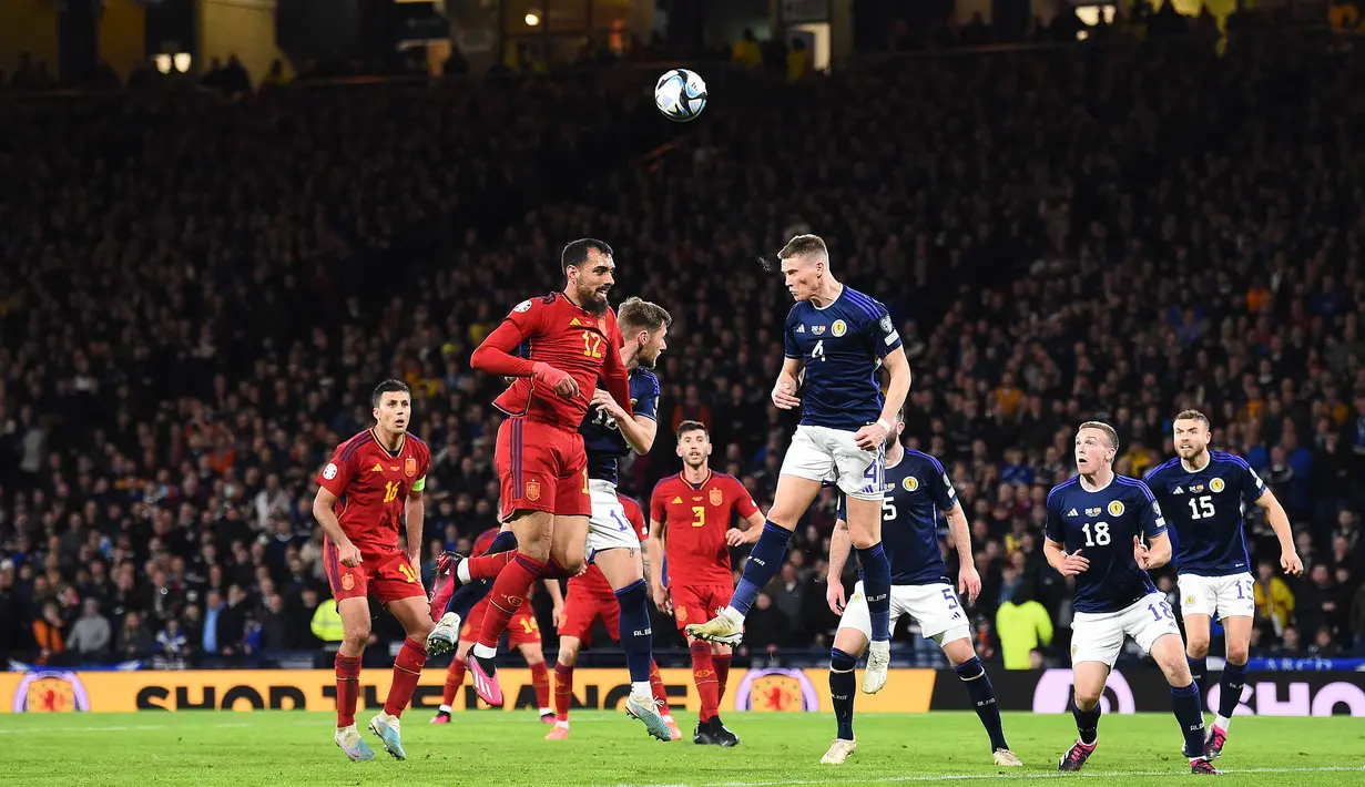 Pemain Skotlandia, Scott McTominay (tengah kanan) berebut bola dengan pemain Spanyol, Borja Iglesias pada matchday kedua Kualifikasi Euro 2024 di Hampden Park, Glasgow, Skotlandia, Rabu (29/03/2023) WIB. Skotlandia berhasil menang dengan skor 2-0. (AFP/Andy Buchanan)