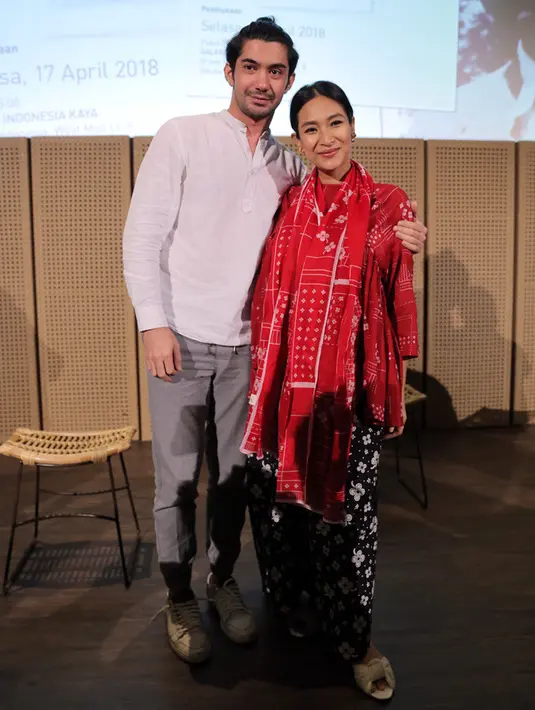 "Saya begitu lihat covernya pameran ini, saya bilang sama Teh Happy, kenapa enggak ada film judulnya Namaku Pram? Tentang Pramoedya. Jadi mudah-mudahan sih ada yang bikin filmnya," ujar Reza Rahadian Rabu (18/4/2018).  (Deki Prayoga/Bintang.com)