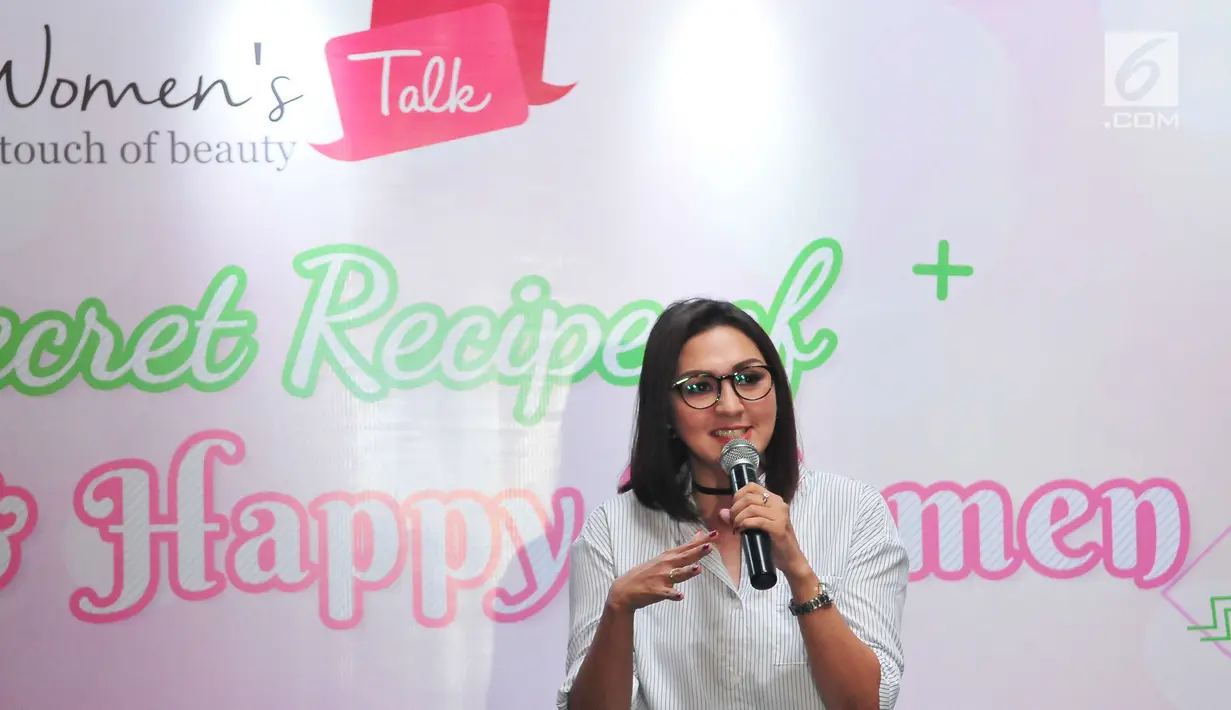 Selebriti sekaligus presenter Donna Agnesia menjadi pembicara dalam acara Women's Talk di Jakarta, Sabtu (28/18). Acara itu mengambil tema The Secret Recipe of Healthy &  Happy Women Berbagi Tips Kesehatan untuk perempuan.  (Liputan6.comm/Helmi Afandi)