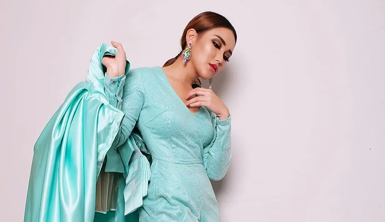Tak hanya menjadi penyanyi saja, Ayu Ting Ting pun merambah bidang lain dalam dunia hiburan. Ia pun beberapa kali main dalam film, sinetron dan menjadi pembawa acara. Maka tak heran, namanya yang keluar secara fenomenal sampai kini masih eksis.  (Liputan6.com/IG/@ayutingting92)