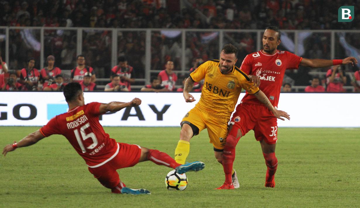 Gelandang Bhayangkara FC, Paulo Sergio, menghindari tekel striker Persija Jakarta, Addison Alves, pada laga Liga 1 di SUGBK, Jakarta, Jumat (23/3/2018). Kedua klub bermain imbang 0-0. (Bola.com/Asprilla Dwi Adha)