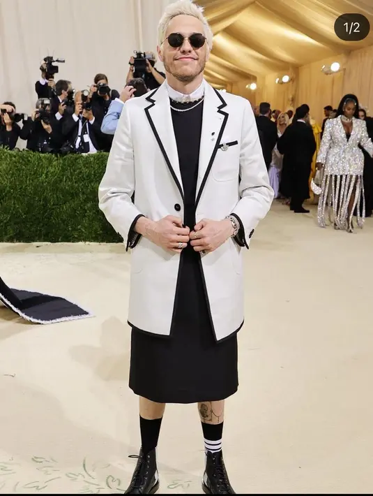 Kini rok tak hanya untuk perempuan saja. Konsep gender fluidity sudah semakin marak. Pete Davidson menerapkannya dalam tampilannya di Met Gala 2021. (Foto: Instagram/ blaccrenaissancepodcast_nyc).