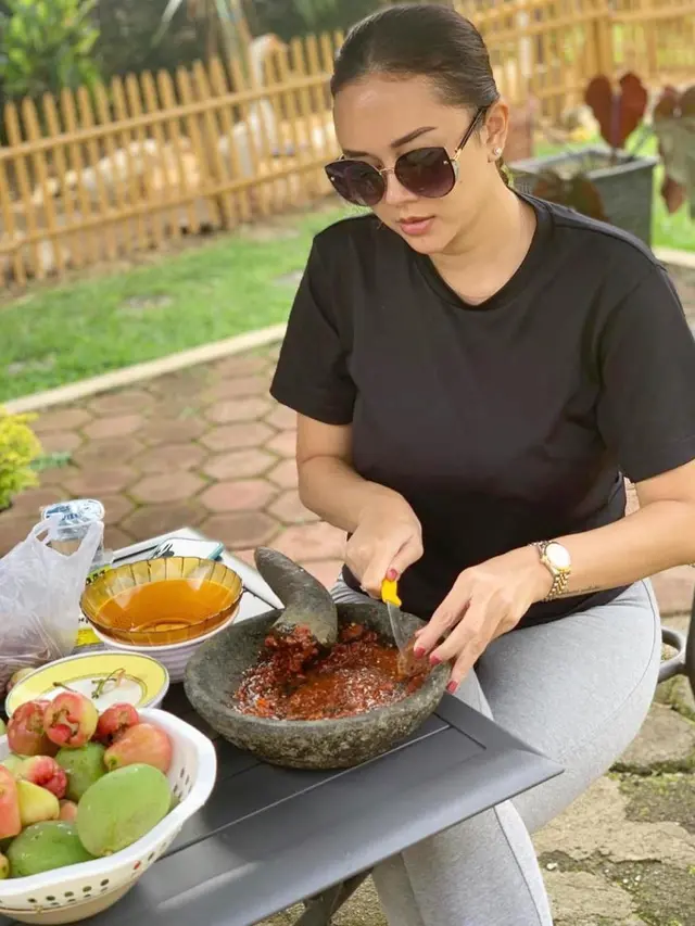 6 Potret Sederhana Aura Kasih Saat di Rumah, Gaya Bikin Rujak Curi Perhatian