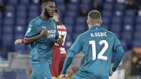 Dua pemain AC Milan, Franck Kessie dan Ante Rebic, yang menjadi pencetak gol ke gawang AS Roma dalam laga jornada 24 Serie A, Senin (1/3/2021) dini hari WIB. AC Milan menang 2-1 dalam pertandingan tandang mereka. (AP Photo/Gregorio Borgia)