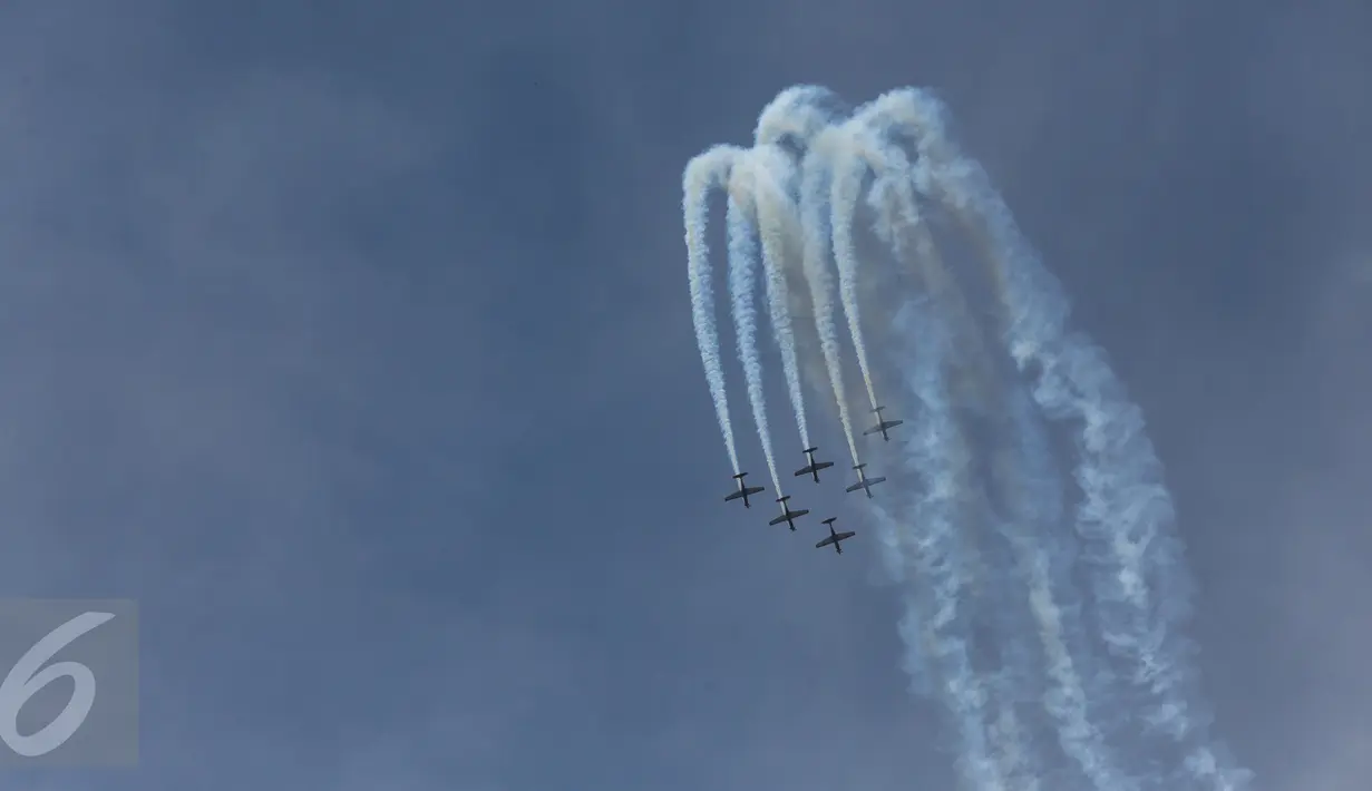 Penampilan udara Jupiter Aerobatic Team (JAT) dalam perayaan HUT TNI AU ke-71 di Bandara Halim Perdanakusuma, Jakarta, Minggu (9/4). Dalam atraksi ini sebanyak 1.600 personel TNI AU dan 132 pesawat dilibatkan. (Liputan6.com/Faizal Fanani)
