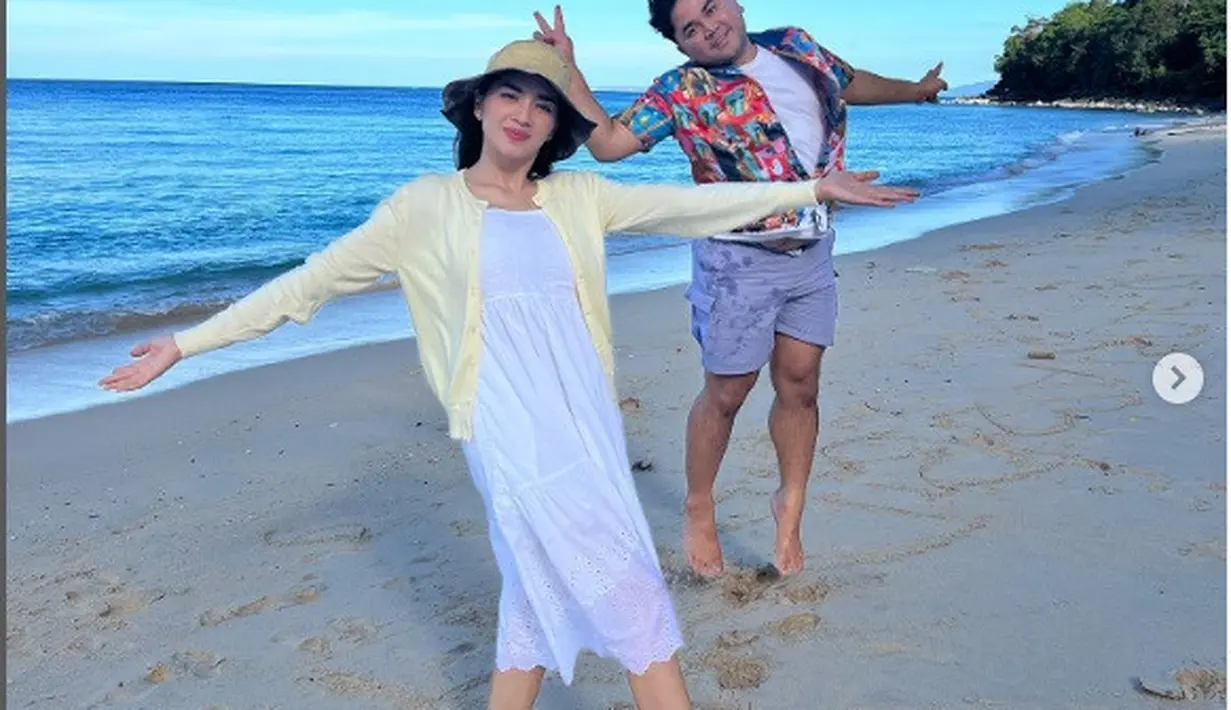 Pesona Body goals Angel Karamoy saat di Pantai Paal, Sulawesi Utara (Foto: Instagram bikinlapertranstv)