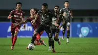 Pemain Persis Solo, Irfan Bachdim (tengah) terjatuh usai gagal melewati pemain Rans Cilegon FC, Muhammad Fadila Akbar dalam laga final Liga 2 2021 di Stadion Pakansari, Bogor, Kamis (30/12/2021). (Bola.com/Bagaskara Lazuardi)