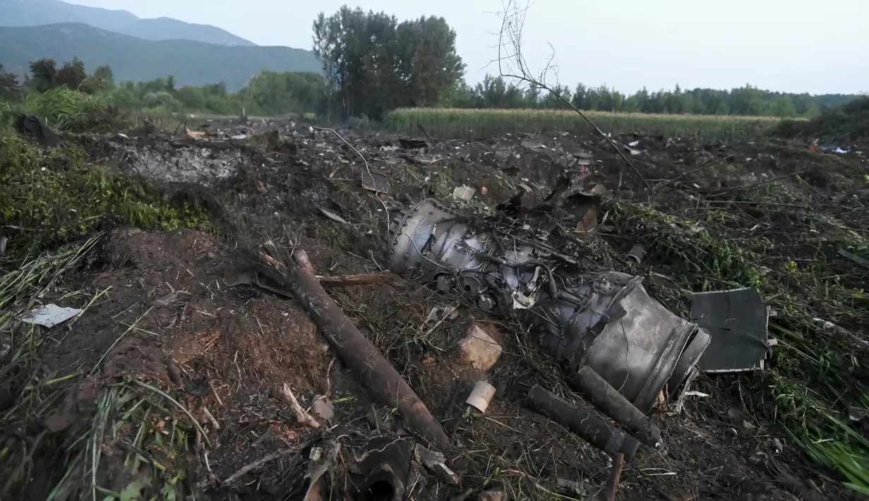<p>Puing-puing pesawat kargo Antonov terlihat di desa Palaiochori di utara Yunani, setelah dilaporkan jatuh pada Sabtu di dekat kota Kavala, Minggu (17/7/2022). Sebelumnya, pilot disebut meminta pendaratan darurat di bandara Kavala di Nestos, namun pesawat jatuh sebelum mencapai lokasi pendaratan. (AP Photo/Giannis Papanikos)</p>