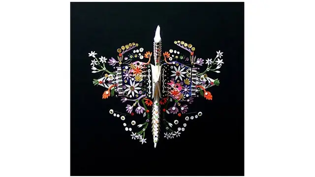 Seniman ini mebuat origami burung dengan berbagai motif yang menarik.
